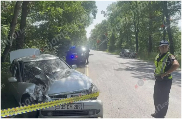 Ստեփանավան-Ամրակից ավտոճանապարհին «Լադա»-ն դուրս է եկել երթևեկելի գոտուց և բախվել ծառին․ կա վիրավոր